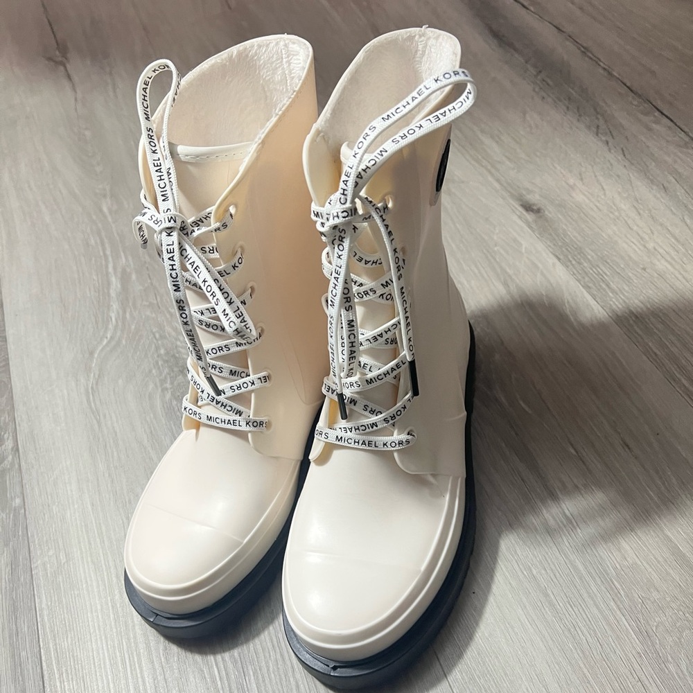 Michael Kors Women's Montaigne PVC Rain Boots Color Optic White/Black Like New.